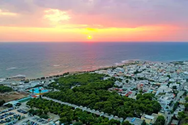 panoramisch uitzicht bij zonsondergang op het strand en op Camping Village Pineta al Mare in Salento in Puglia