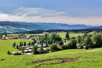 Uitzicht over de Duitse Alpen vanaf Campingplatz Alpenblick in Beieren, Duitsland