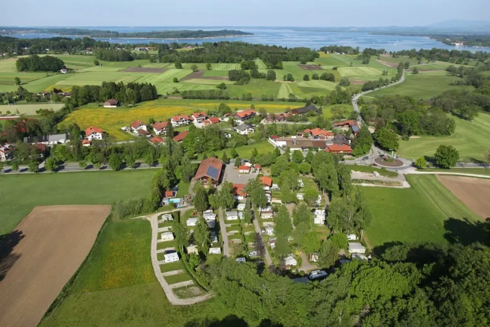 Uitzicht op de Campingplatz und ferienhaus Hofbauer met uitzicht op de Chiemsee in Beieren in Duitsland