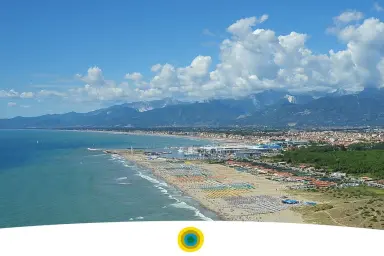 panoramisch uitzicht op de zee van Toscane en Italië Family Camping Village Viareggio