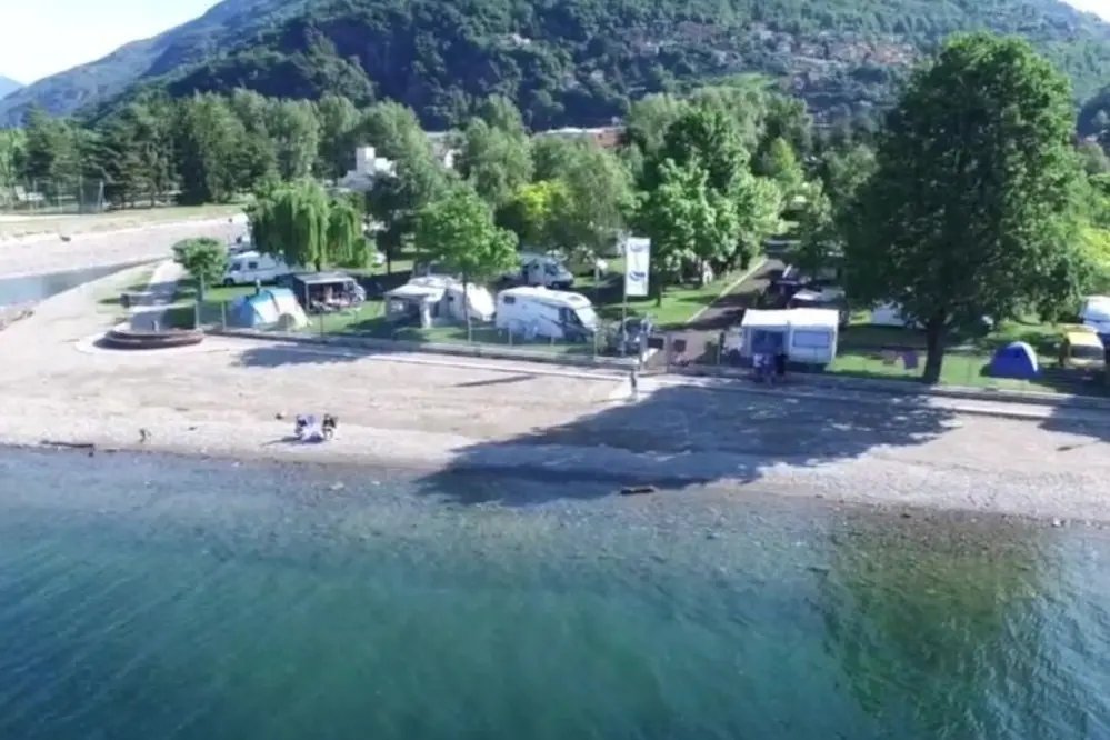 panoramisch uitzicht vanaf het Lago Maggiore op het meer Camp-Park Camping Maccagno in Lombardije